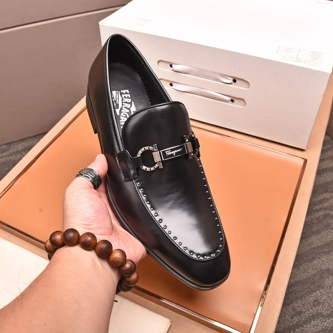 Men's shoes 💰540📛📛(water-dyed cowhide) Salvatore Ferragamo high-end (Salvatore Ferragamo) is the world's top luxury footwear brand. It comes from the fashion kingdom of Italy and is famous all over the world for its traditional handmade design and novel styles...🚶🏻🚶🏻New suit shoes are available simultaneously at the counter. This model is purely handmade. The fabric is imported from Italy's original first-layer cowhide. Soft water-dyed cowhide lining. Original authentic outsole🌀🌀Size: 38➖45